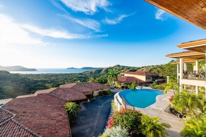 Bay Point 7 • 3 BR Ocean-View Condo • Two Infinity Pools, Playa Panamá - 6 Guests
