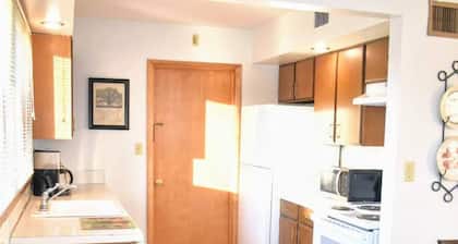 Private Apt w/ Washer/Dryer-Parking-Kitchen