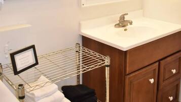 SĂšche-cheveux, serviettes fournies, savon, shampoing