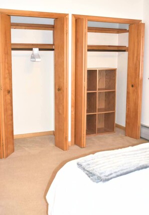 1 slaapkamer, een strijkplank/strijkijzer, wifi, beddengoed