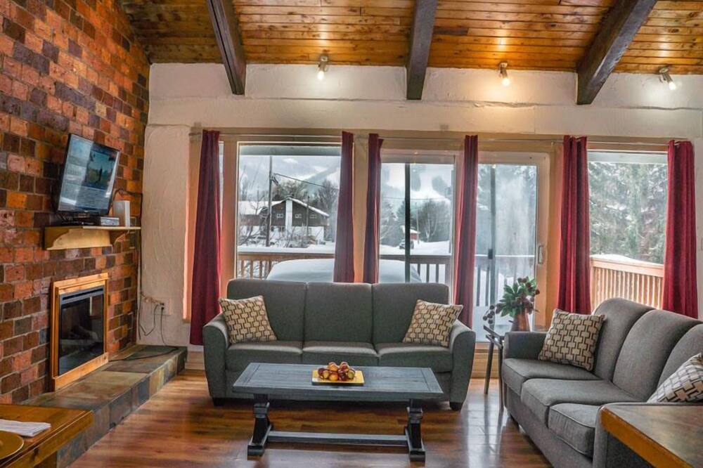 The Red Deer Classic Chalet w\/ Hot Tub, BBQ, Large Backyard, Fire Pit