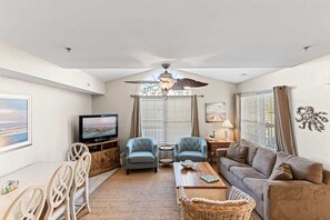 TV, offices - Spacious House Steps to the Beach (Ocean City)