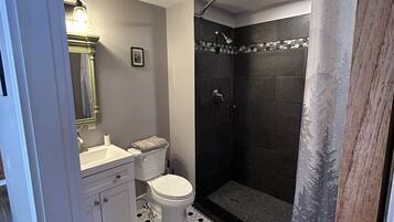 Douche, serviettes fournies, savon, papier de toilette
