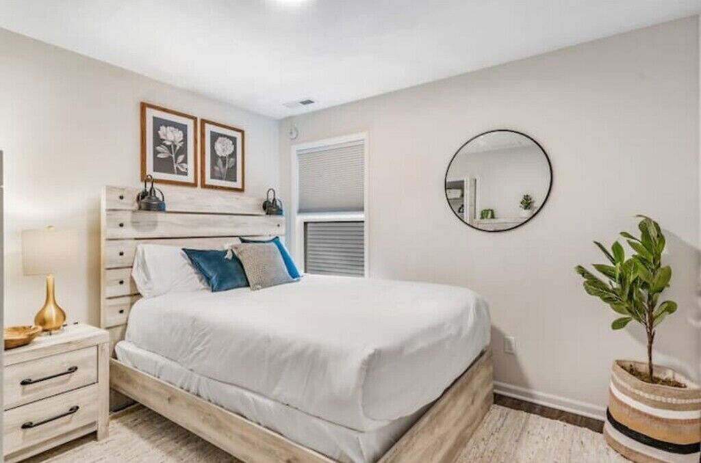 4 bedrooms, desk, WiFi, bed sheets