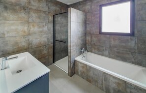 Shower - Beautiful home in Mercuer (Mercuer)