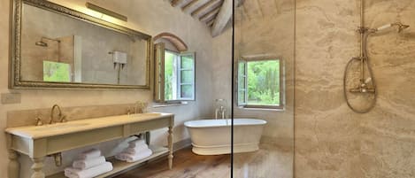 Douche, sĂšche-cheveux, bidet, serviettes fournies