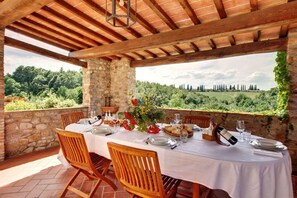 Enjoy a romantic meal amidst lush vineyards under a charming pergola.