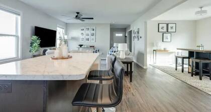 Modern, Spacious Whole Unit Traveler's Home!