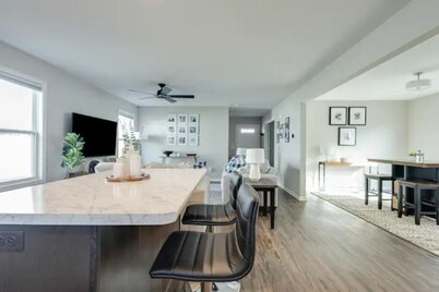 Modern, Spacious Whole Unit Traveler's Home!