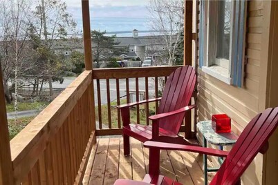 Seaman's Cottage #1 in Summerville Center - Pet Friendly!