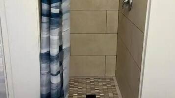 Toallas, jabón, champú y papel higiénico