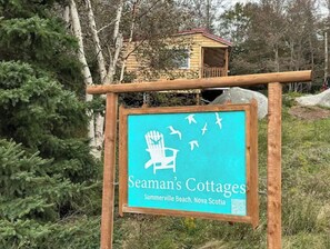 Un panneau indiquant l’emplacement de « Seaman’s Cottages » à Summerville Beach, en Nouvelle-Écosse.