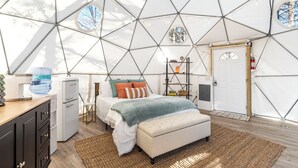 Ein Schlafzimmer mit Bett, Nachttisch und Kleiderschrank.