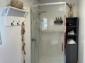 Secadora de cabello, toallas, jabón, shampoo 