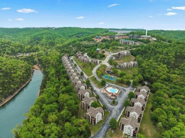 Exterior - Gorgeous Remodel, walk to lake @ Indian Point! (Branson)