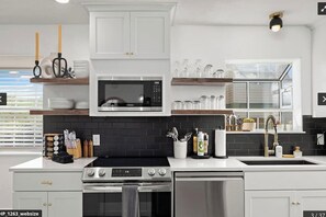 ثلاجة، ميكروويف، فرن، موقد طهي مسطح