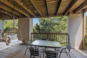 تناول الطعام بالخا رج