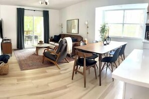 TV - Gorgeous Remodel, walk to lake @ Indian Point! (Branson)