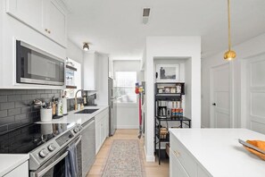 Fridge, microwave, oven, stovetop - Gorgeous Remodel, walk to lake @ Indian Point! (Branson)