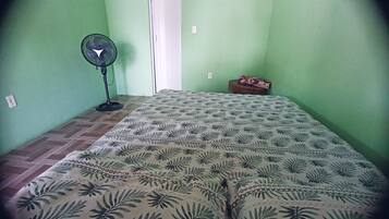 Quarto casal econômico | Wi-Fi de cortesia, roupa de cama