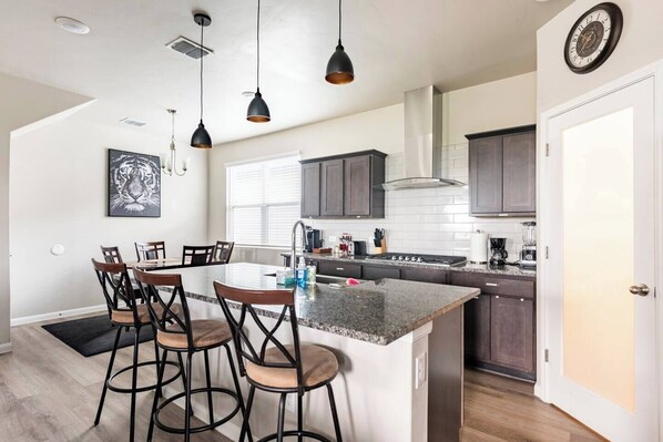 Micro-ondes, four, plaque de cuisson, lave-vaisselle