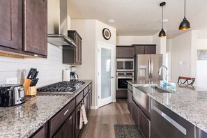 Micro-ondes, four, plaque de cuisson, lave-vaisselle