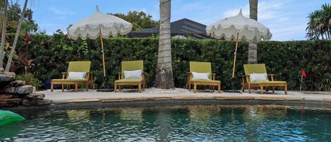 Een verwarmd zwembad