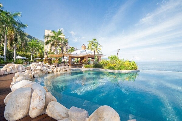 Una piscina al aire libre, una piscina climatizada