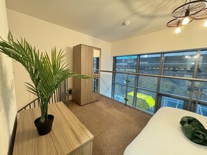 2 habitaciones, tabla de planchar con plancha, cuna de viaje y wifi 