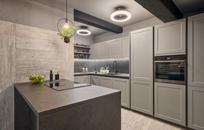 Mikrowelle, Herdplatte, Kochgeschirr/Geschirr/Besteck