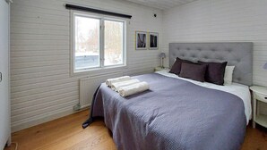 4 bedrooms, WiFi (free) - Gorgeous home in Hjärnarp with WiFi (Hjärnarp)