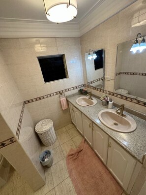 Hårtørrer, håndklæder, Sæbe, Shampoo