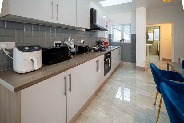 24-inch Smart TV with digital channels, Netflix, streaming services - Kunda House Coventry Road (Birmingham)