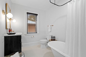 House, Multiple Beds, Patio, City View (Colfax Commons) | Bathroom