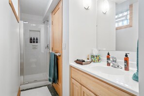 Huis, Meerdere bedden, terras, uitzicht op tuin (Hygge House) | Badkamer | Handdoeken, toiletpapier