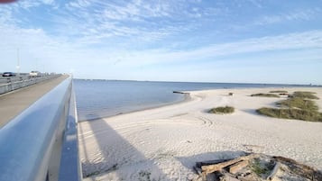Plage à proximité, chaise longue, serviettes de plage