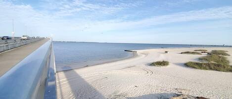 Plage à proximité, chaises longues, serviettes de plage