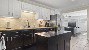 Réfrigérateur, four à micro-ondes, un four, surface de cuisson