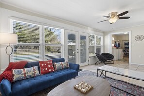 Smart TV - Rising Tides Hideaway!  HEATED POOL!!! (Long Beach)