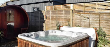 مغطس سبا خارجي