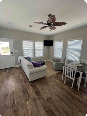 TV - Sunset Bay Seagull Cottage (Port Lavaca)