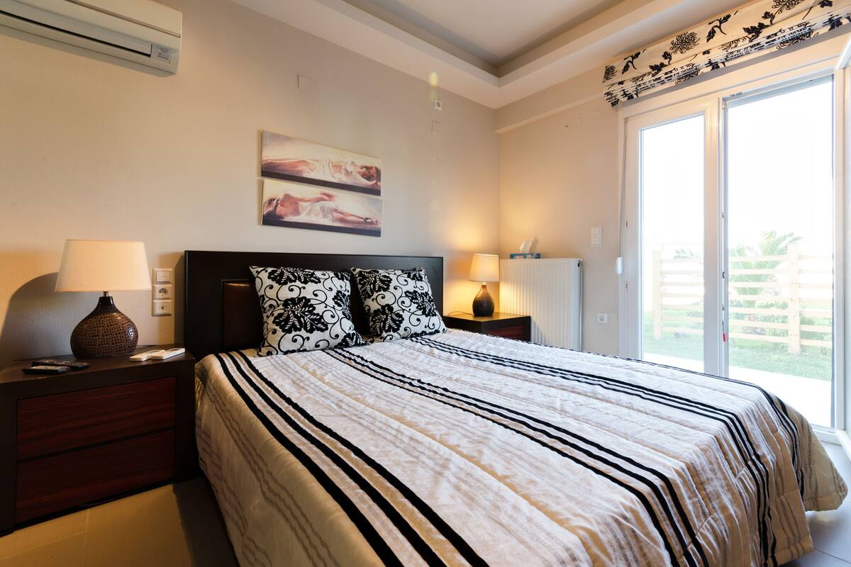 Luxury Villa | Desk, blackout drapes, iron/ironing board, WiFi (free)