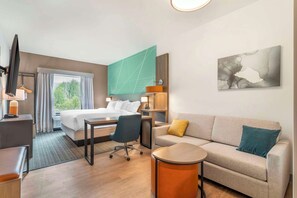 套房, 1 张特大床 | 高档床上用品、羽绒被、加厚床垫、办公桌