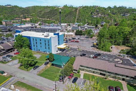 Comfort Suites Gatlinburg Downtown Convention Center - Image 51