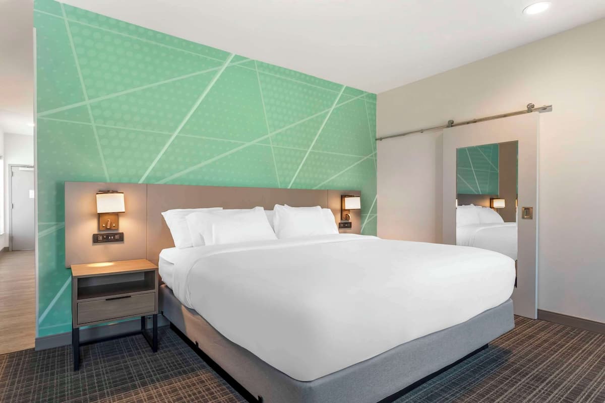 Suite (Wide King, Handicapped, HEARING)