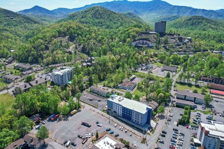 Comfort Suites Gatlinburg Downtown Convention Center - Image 1