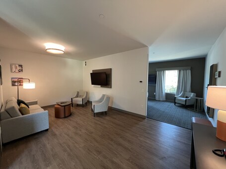 Comfort Suites Gatlinburg Downtown Convention Center - Image 42