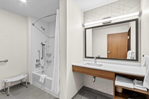 Bañera con ducha, cabezal de ducha con hidromasaje, toallas
