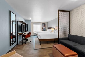 Individueel gemeubileerd, een bureau, verduisterende gordijnen