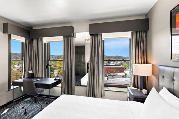 Standard Room, 1 Queen Bed, Non Smoking | Desk, laptop workspace, blackout curtains, iron/ironing board